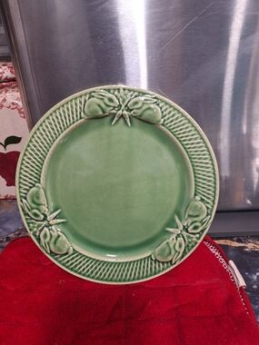 Bordallo Pinheiro Green Ceramic Rabbit  Decorative Dinner Plate.has Some Crazing